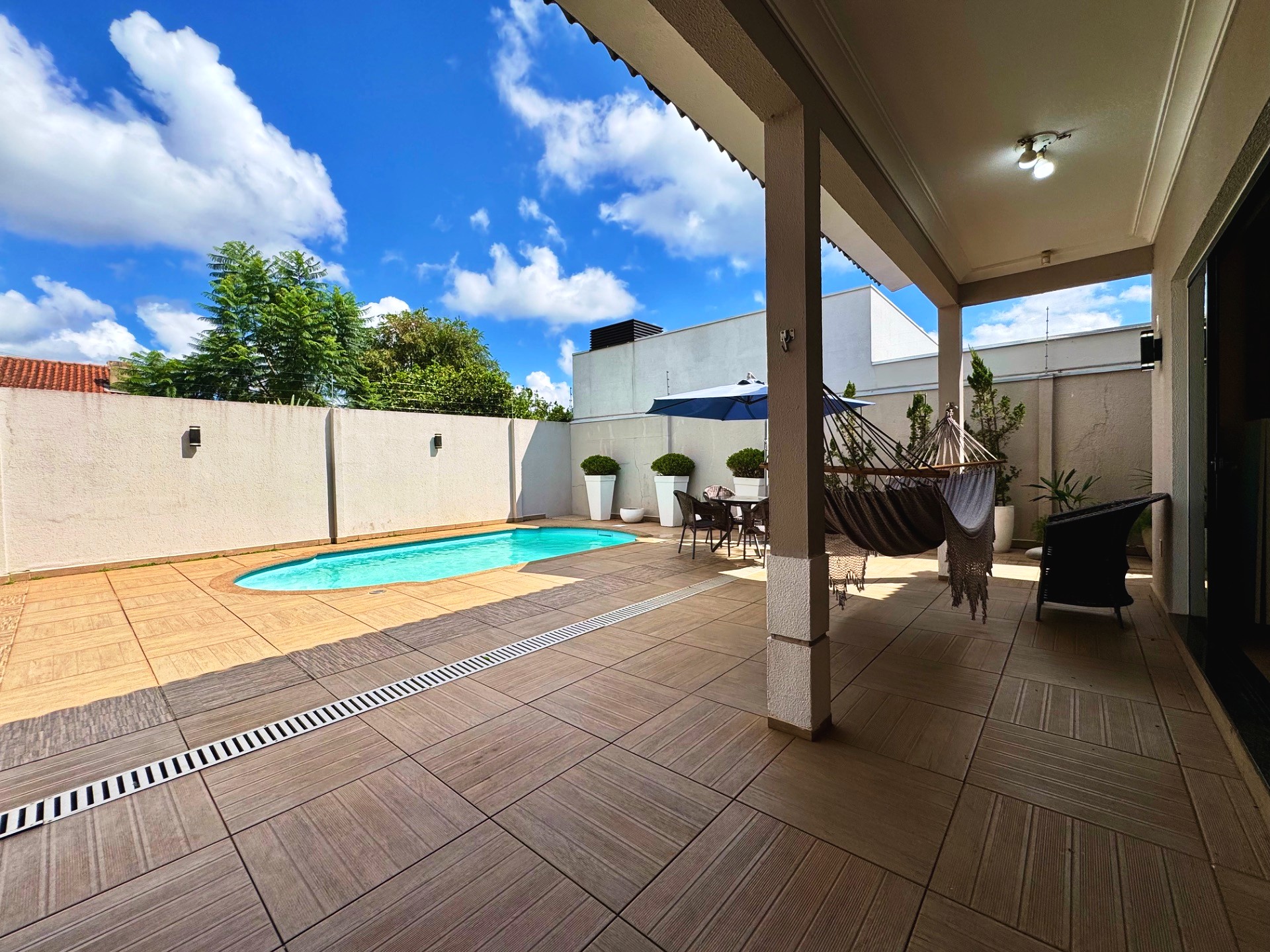 Casa com 05 quartos sendo 02 suítes/piscina aquecida/salão de festas – foto 10